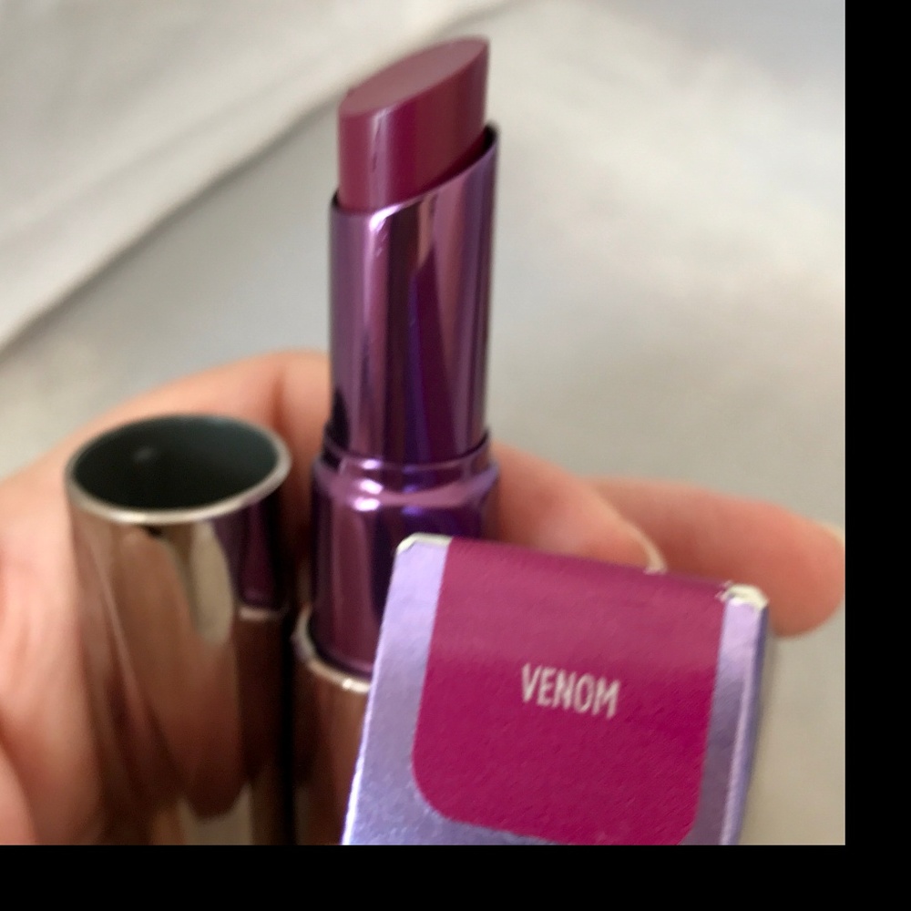 NIB-Urban Decay Revolution Lipstick - Picture 3 of 7